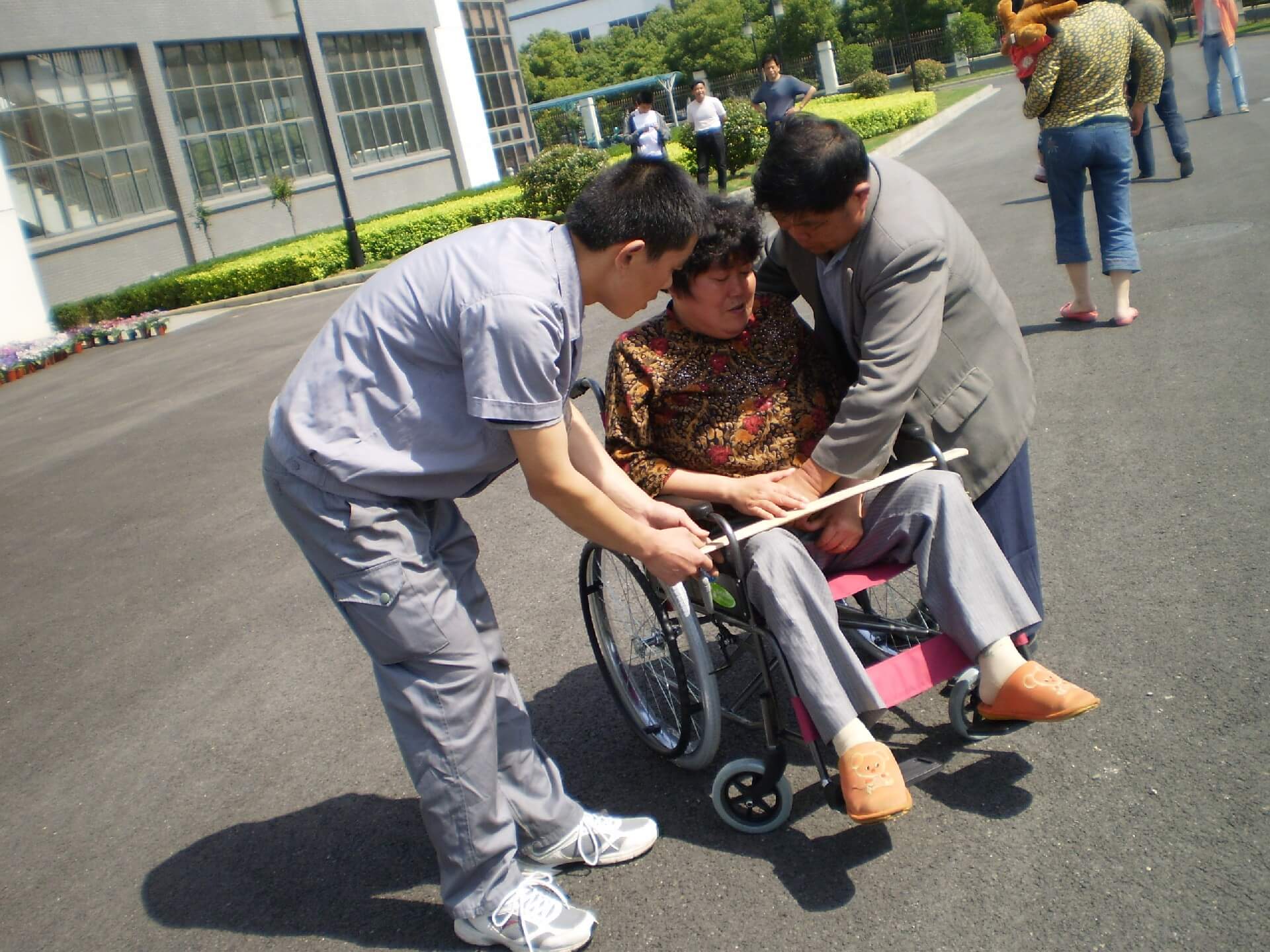 半岛体育人员教轮椅试用方法.JPG